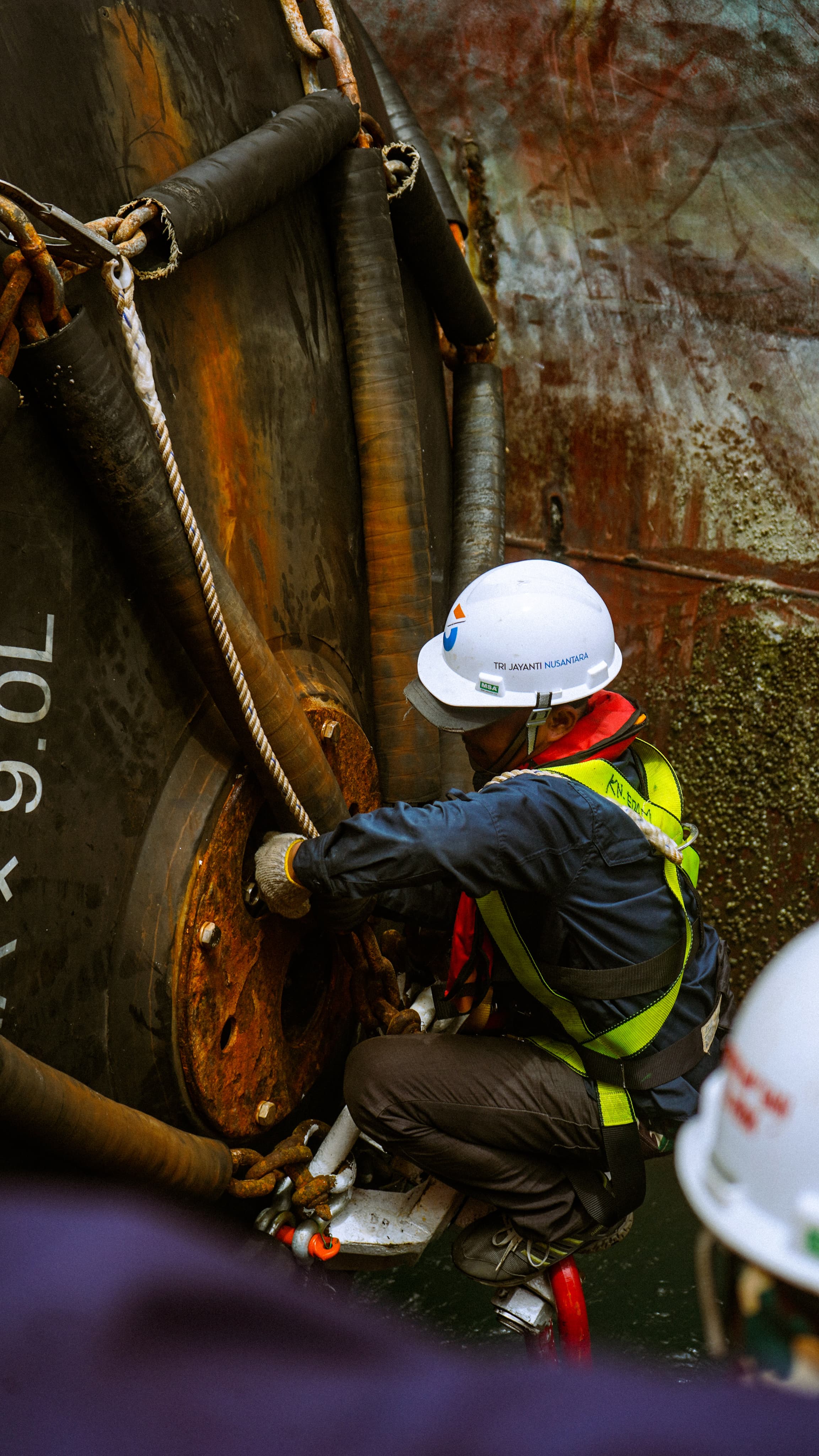 We serve the maritime and energy sectors with specialized chemical cleaning solutions, including: