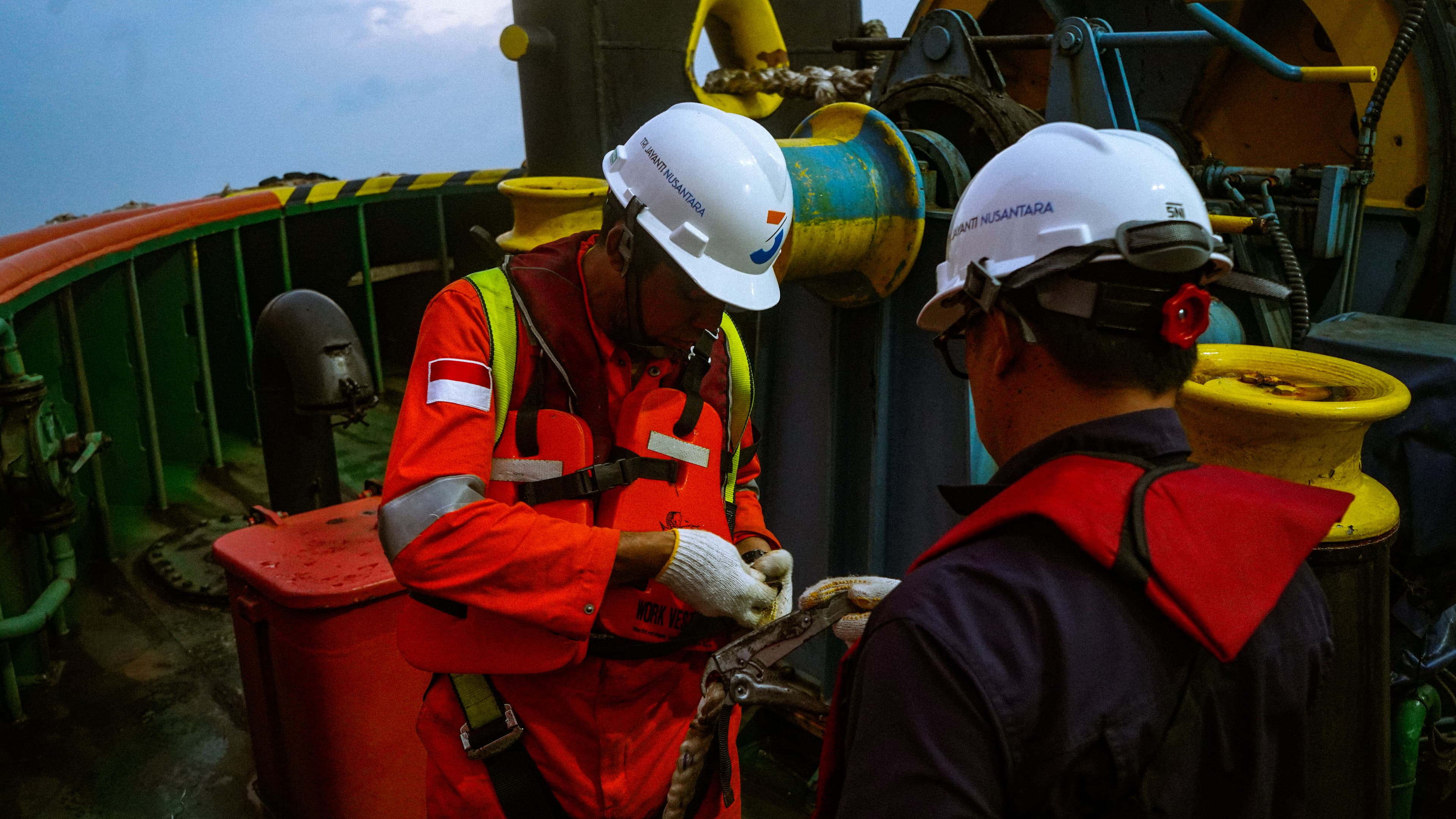 We offer end-to-end solutions for vessel operations and offshore needs, including: